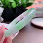 天然翡翠飘绿圆条手镯